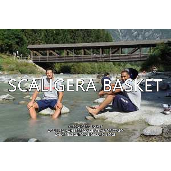 Dusan Vukcevic e Shane Edwards in relax sul fiume Sarca
