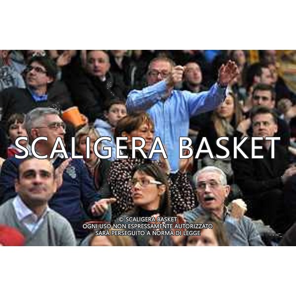 Applaude il pubblico del Palaolimpia