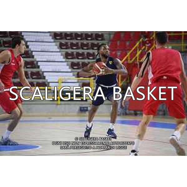 AMICHEVOLE. TEZENIS CREMONA