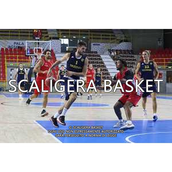 AMICHEVOLE. TEZENIS CREMONA