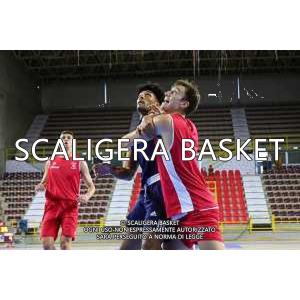 AMICHEVOLE. TEZENIS CREMONA