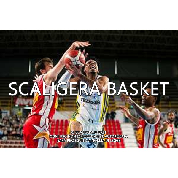 38° giornata serie a2 basket Tezenis Verona Carpegna Prosciutto basket Pesaro Fotoexpress vesentini