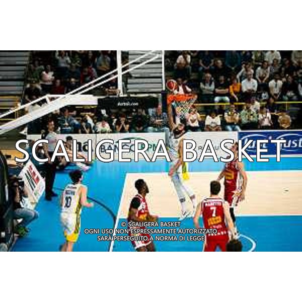 38° giornata serie a2 basket Tezenis Verona Carpegna Prosciutto basket Pesaro Fotoexpress vesentini