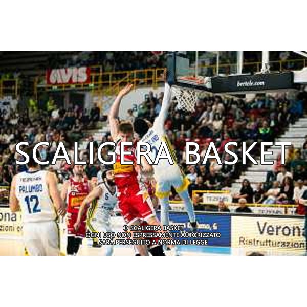 38° giornata serie a2 basket Tezenis Verona Carpegna Prosciutto basket Pesaro Fotoexpress vesentini