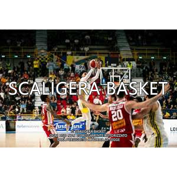 38° giornata serie a2 basket Tezenis Verona Carpegna Prosciutto basket Pesaro Fotoexpress vesentini