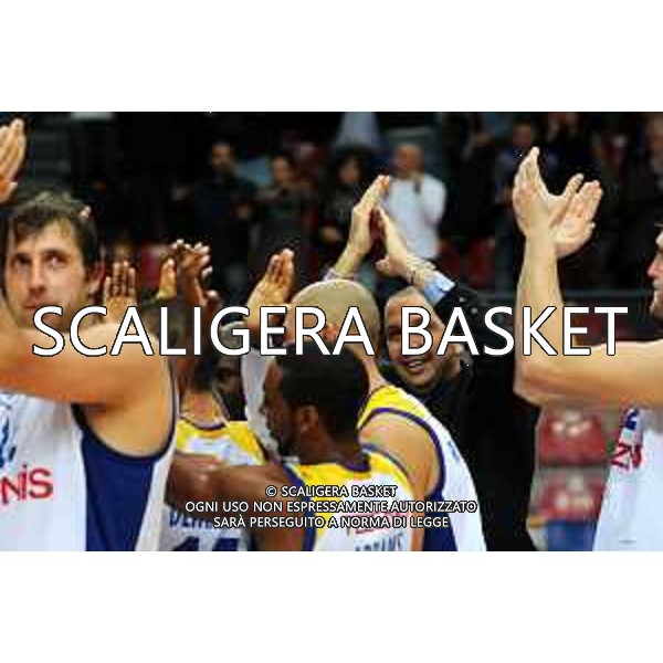 Esulta Tezenis con il coach De Raffaele